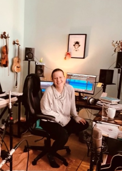 Papierflieger fliegt in den Abendhimmel