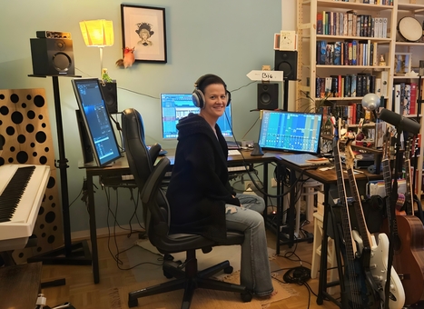 Papierflieger fliegt in den Abendhimmel